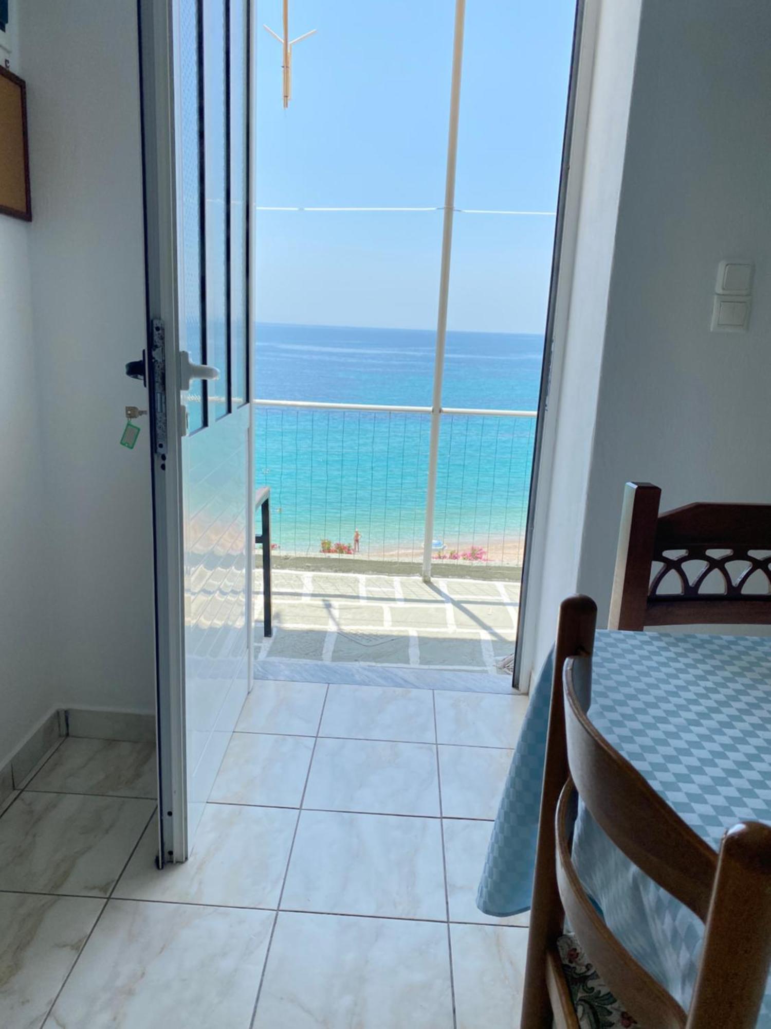 Veronika'S Apartment Himare Esterno foto